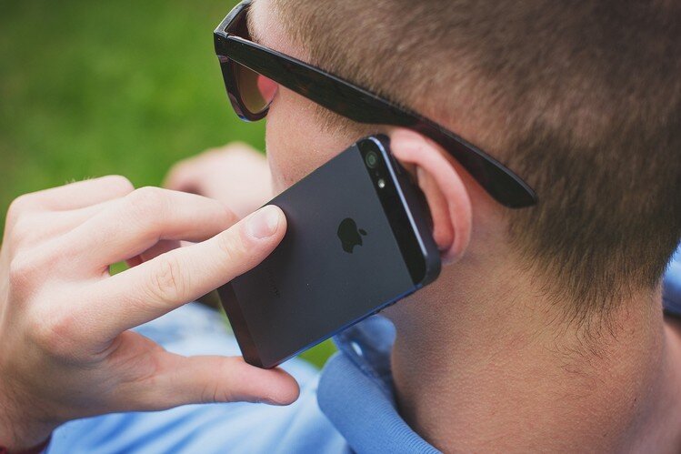 el celular pegado en la oreja, produce más riesgo en radiaciones 