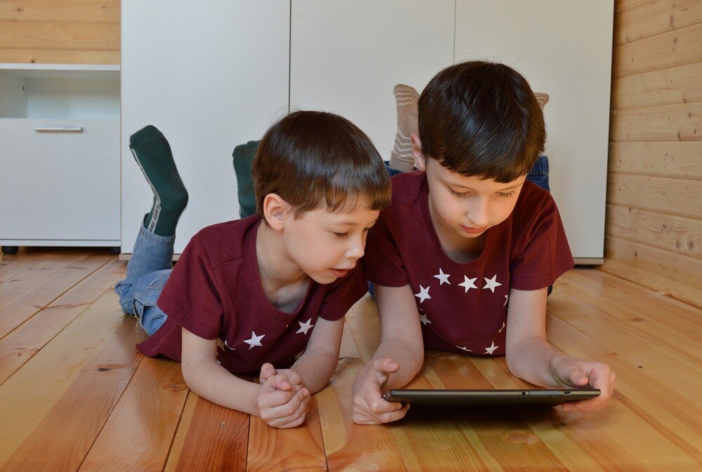iños jugando con la tableta wifi