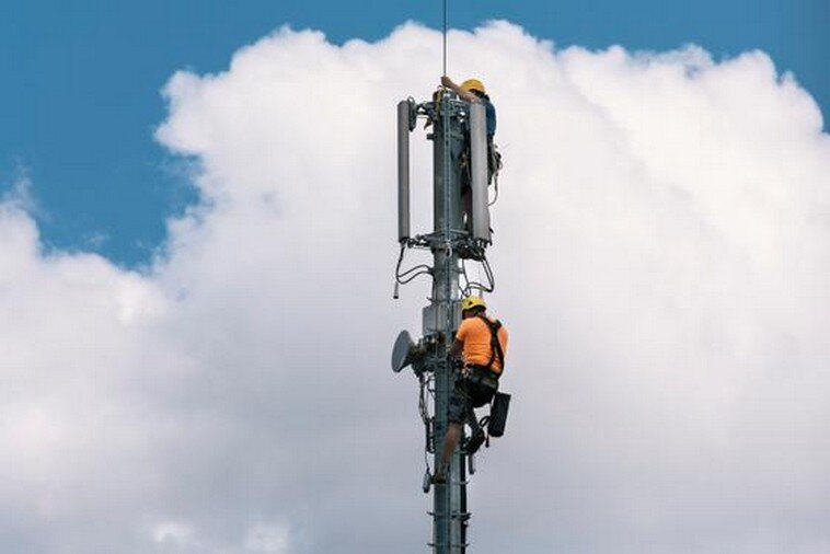 Trabajadores reparando antena de telefonia móvi, 